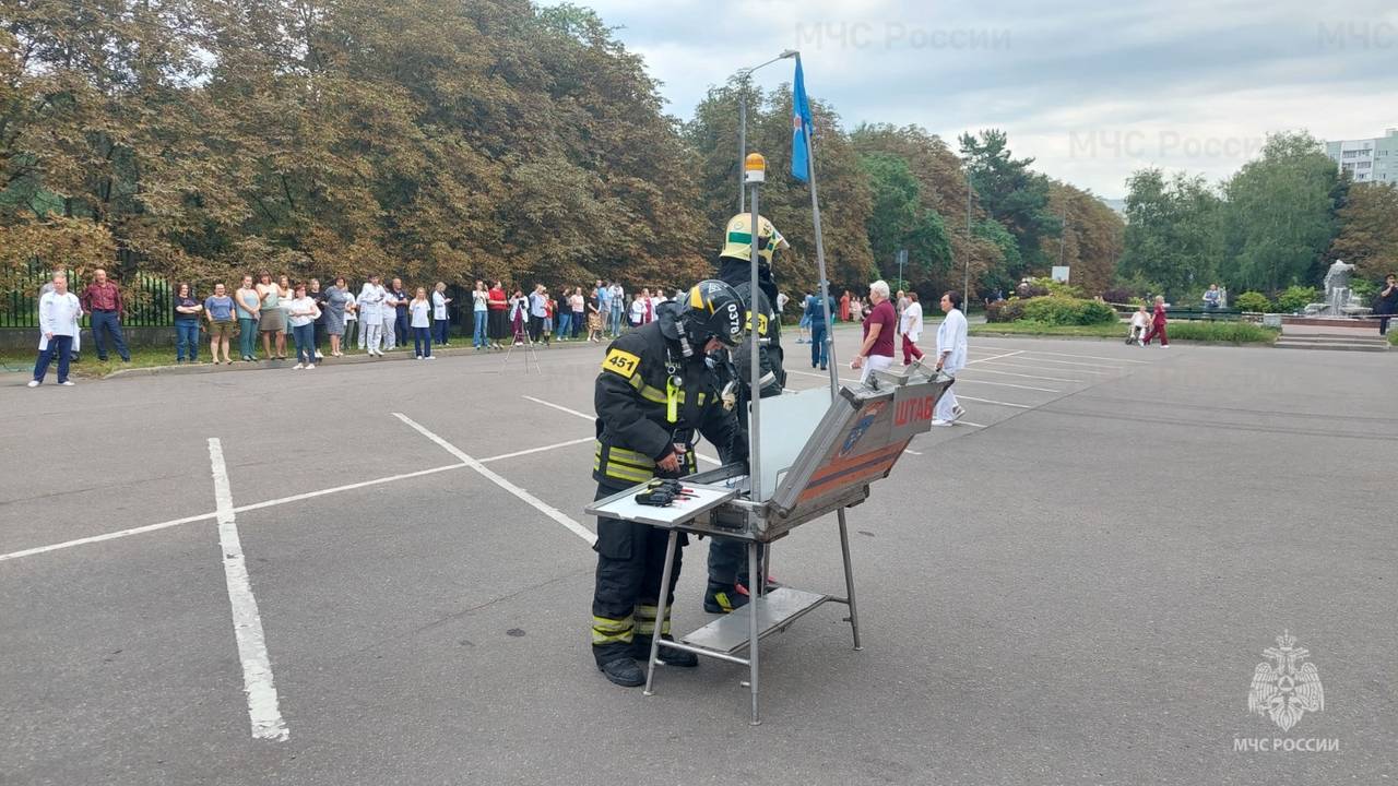 Пожарные Южного округа столицы провели тренировочные пожарно-тактические учения в «Городской клинической больнице имени В.М. Буянова»