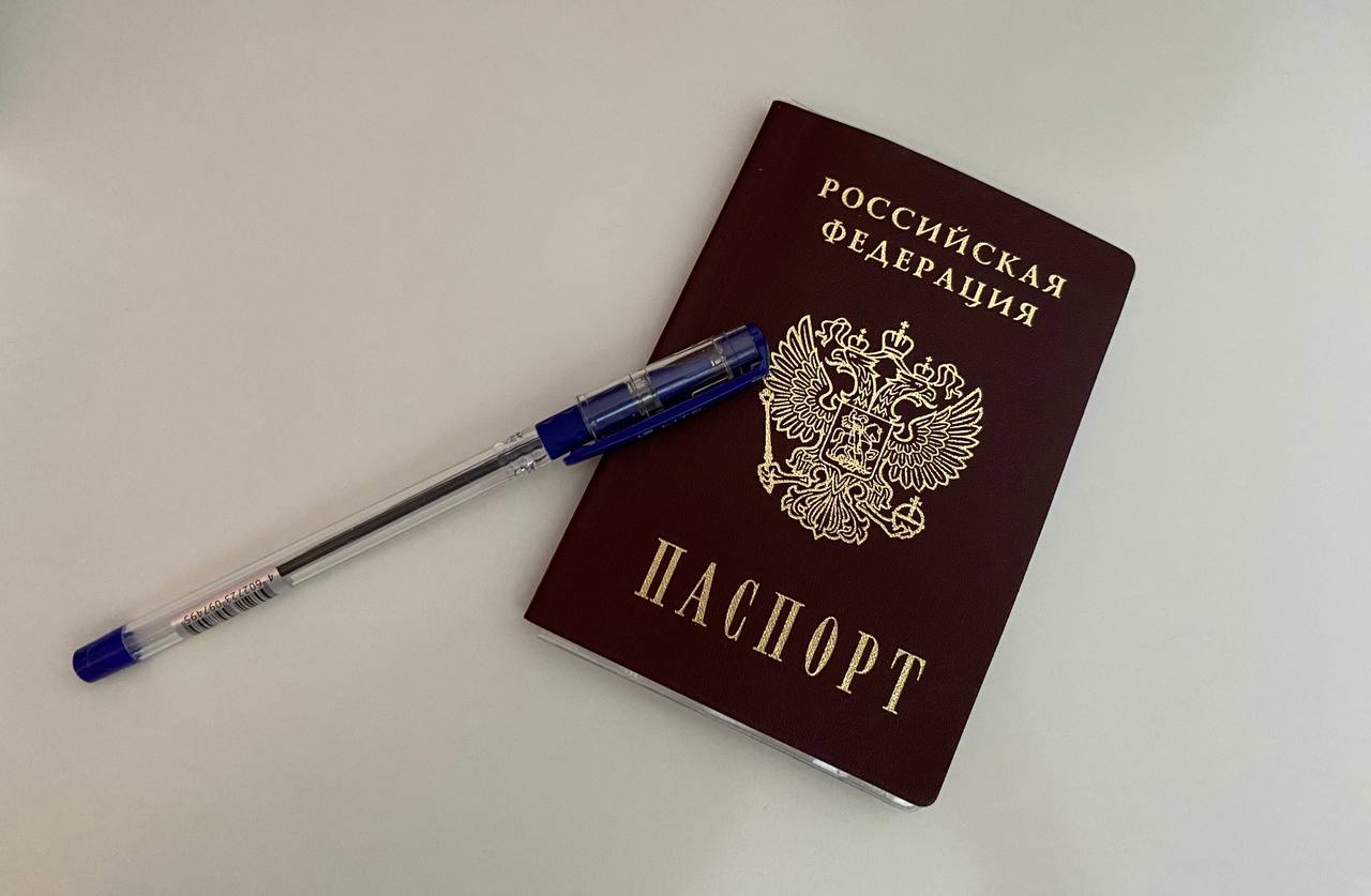 Более 3 тысяч юных горожан получили паспорта в офисах госуслуг в торжественной обстановке