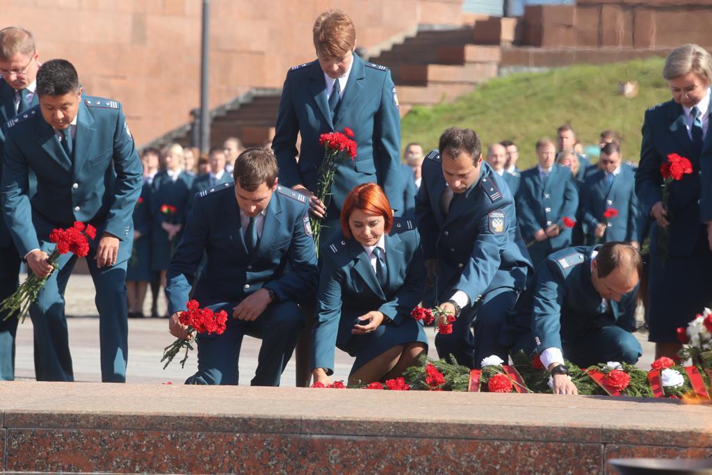 Сотрудники налоговой службы России возложили цветы на Поклонной горе