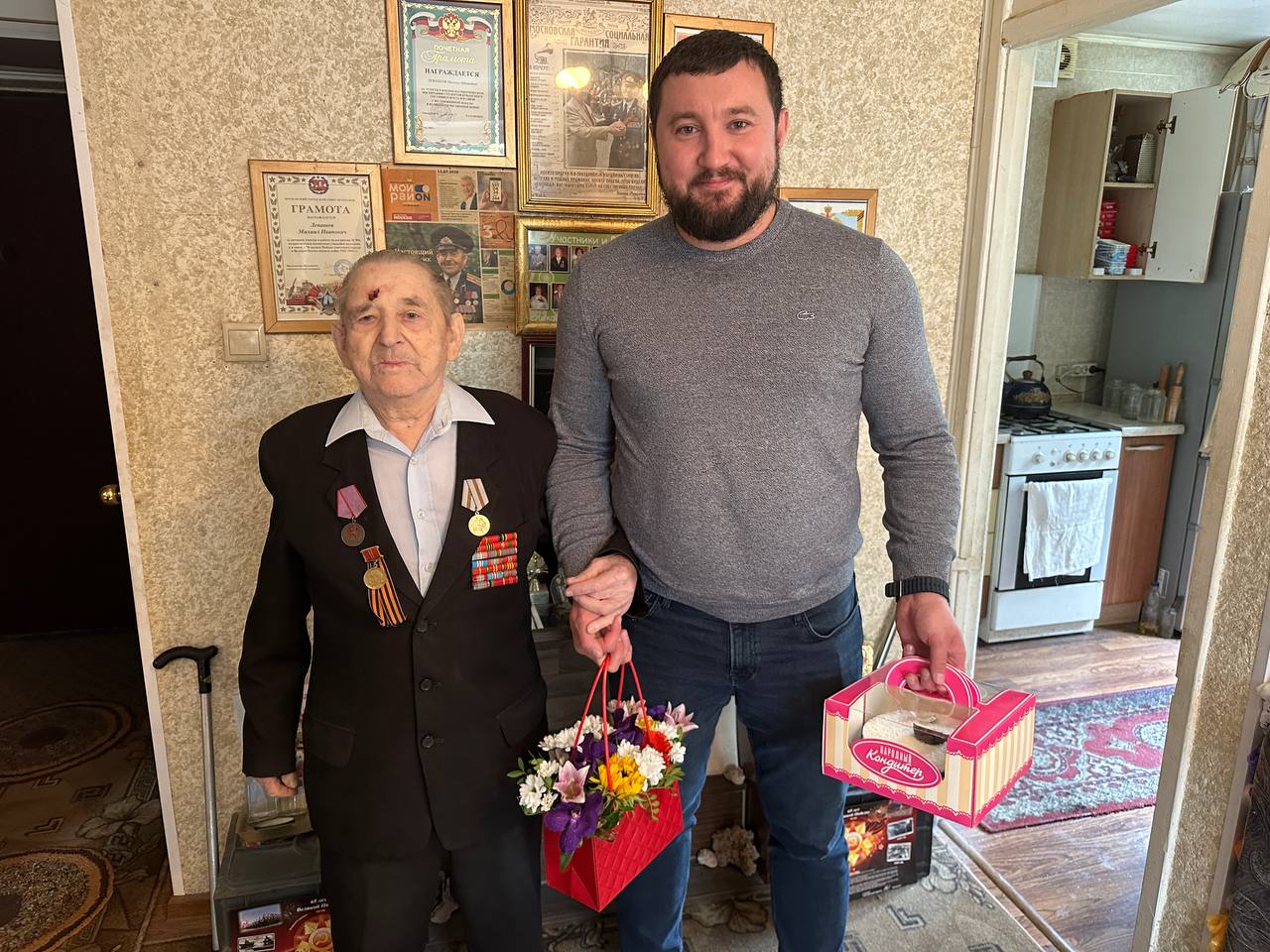 Дмитрий Хлестов поздравил ветерана с днем рождения