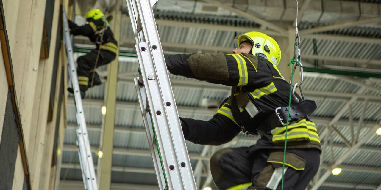 Московские спасатели и пожарные прошли обучение по программе столичного Учебного центра ГО и ЧС «Спасатель на акватории»