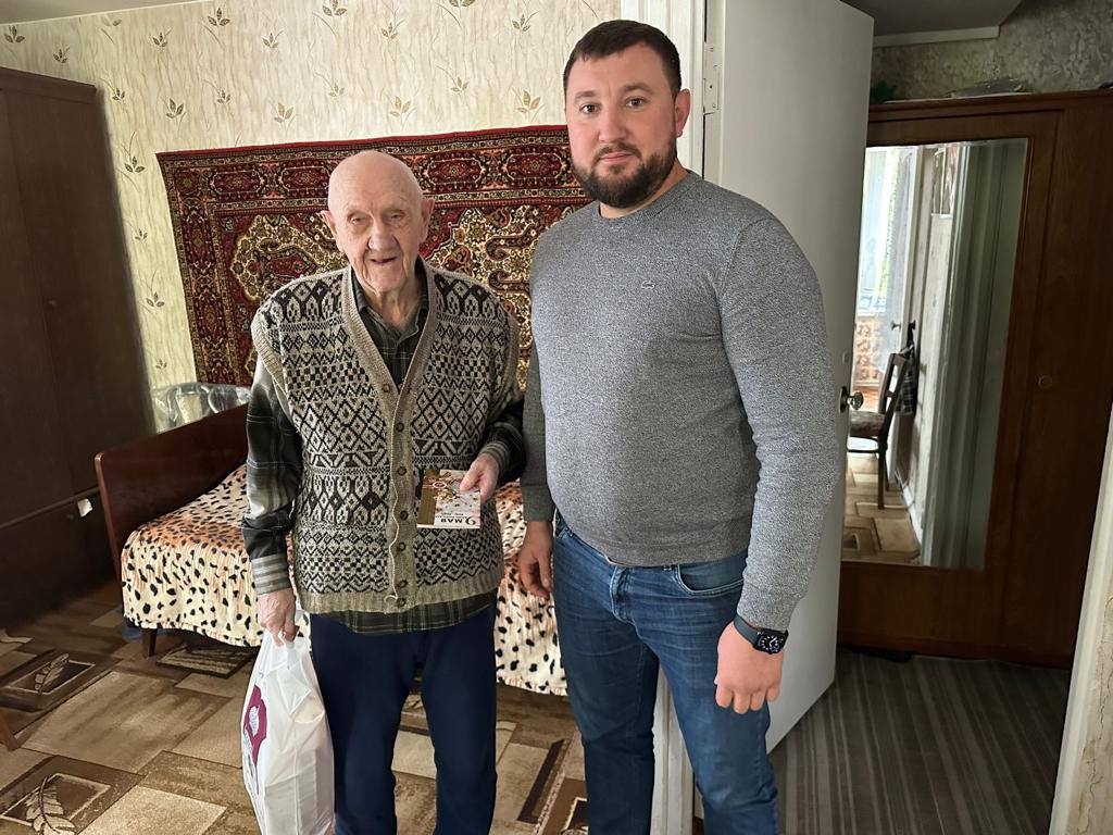Старшие в почете, или Дмитрий Хлестов поздравил жителей «серебряного» возраста