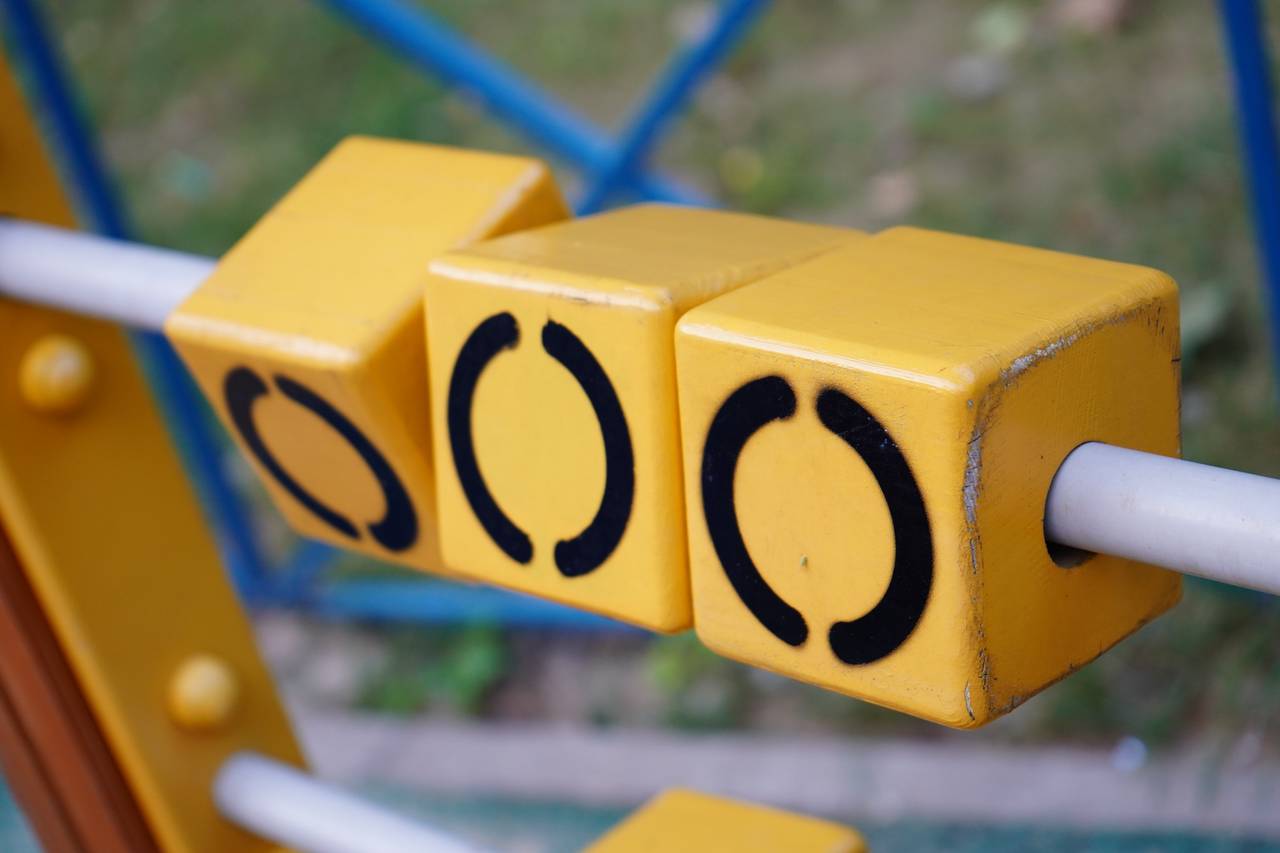 Детские радости: Тематическую детскую площадку «Логово разбойника» построили в парке в пойме реки Жужи
