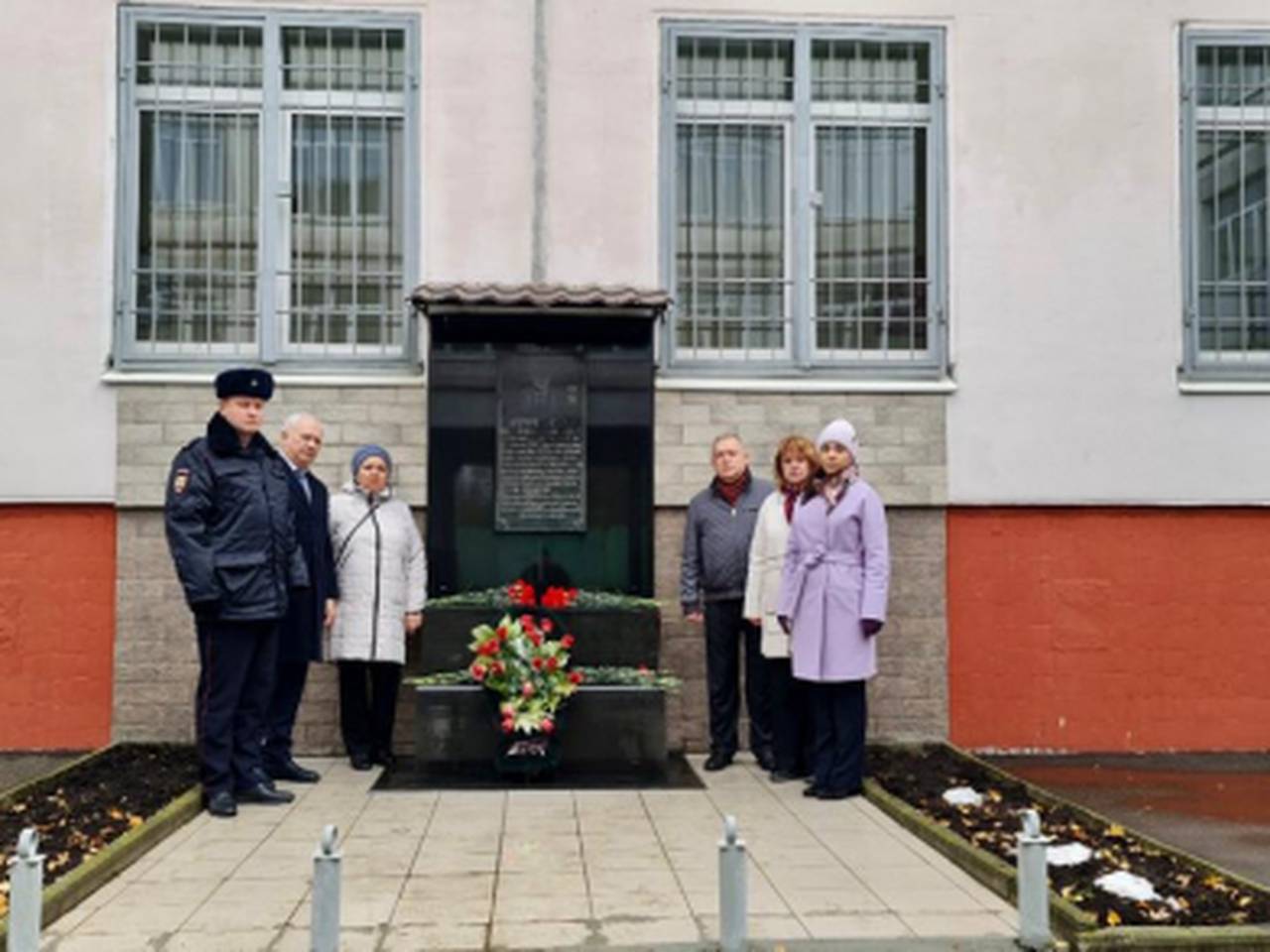 В Южном округе столицы полицейские, члены Общественного совета, курсанты Юридического колледжа почтили память погибших при исполнении служебных обязанностей сотрудников органов внутренних дел