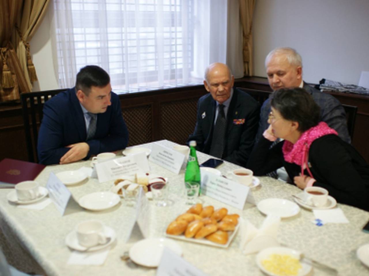 Председатель Общественного совета при УВД по ЮАО Харис Ильясов совместно с полицейскими встретились с членами семей сотрудников, погибших при исполнении служебных обязанностей