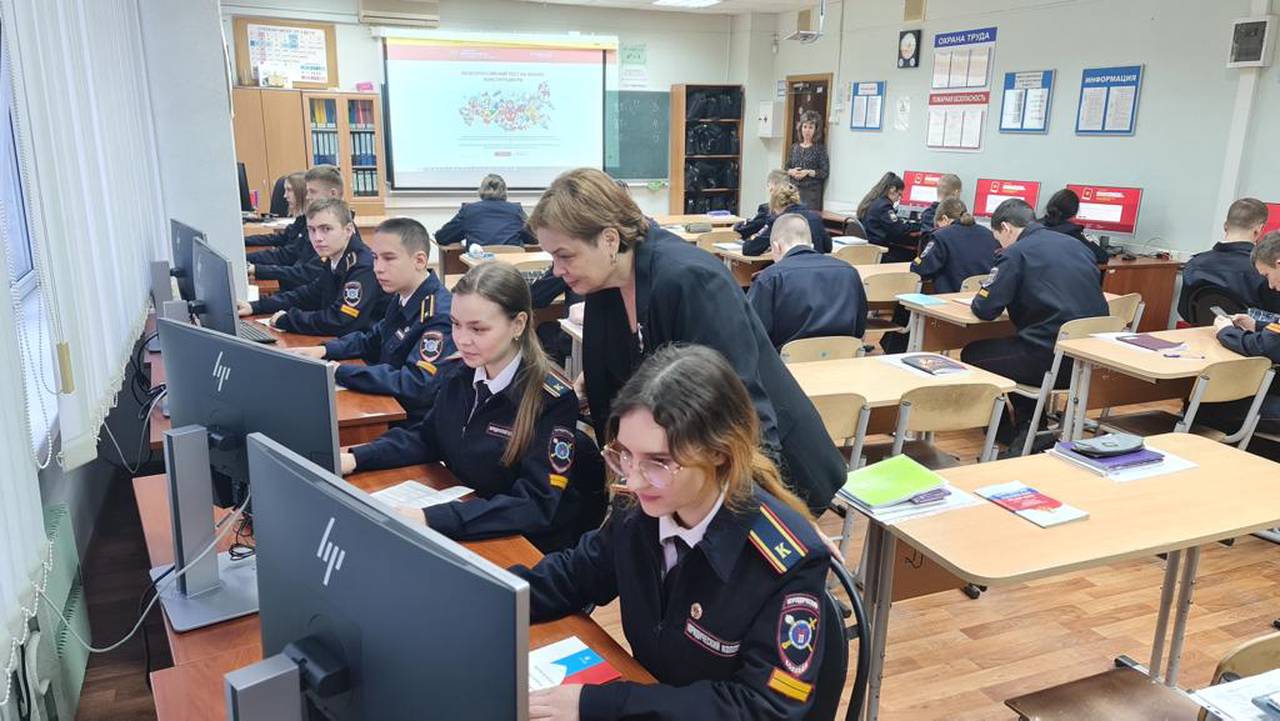 В рамках информационно-пропагандистской акции «Всероссийский тест  на знание Конституции РФ» Общественный совет при УВД по ЮАО  ГУ МВД России по г. Москве принял участие в тестировании на знание основного закона страны.