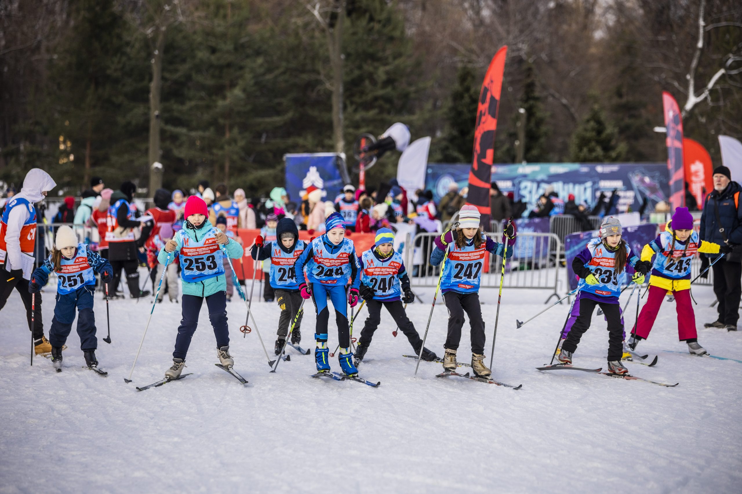 Более 3 тыс москвичей присоединились к зимнему фестивалю школьного спорта