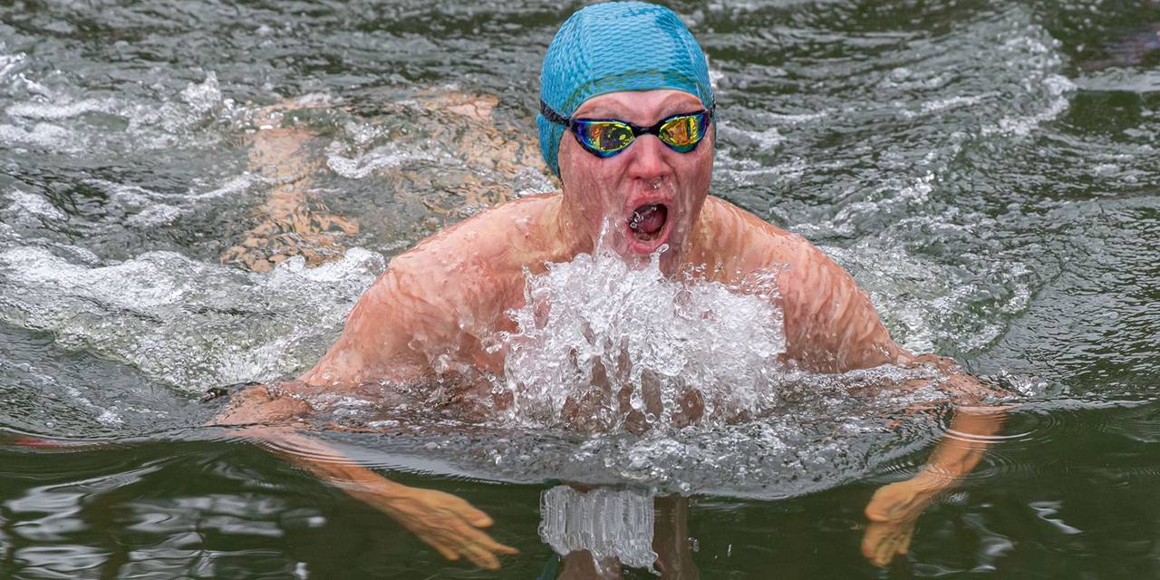 И в огонь, и в ледяную воду: в Серебряном бору прошли соревнования Департамента ГОЧСиПБ среди любителей зимнего плавания