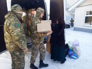 9 января. Татьяна Малицкая привезла военнослужащим ополчения Макеевки гуманитарную помощь. Фото: Андрей Объедков, «Вечерняя Москва»