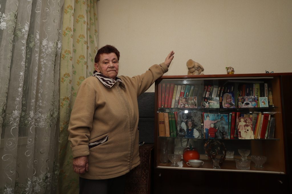 12 января. Жительница Галина Сидорова показывает поклеенные обои после протечки