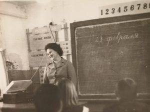 Глафира Моисеенко, мама Ларисы Ивановой, в школе перед учениками начальных классов. Фото 1975 года