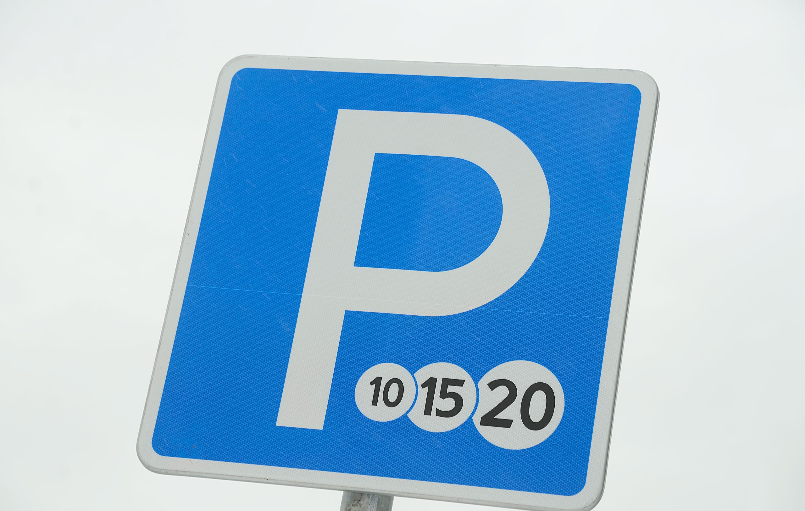 Зону платных парковок расширили в столице