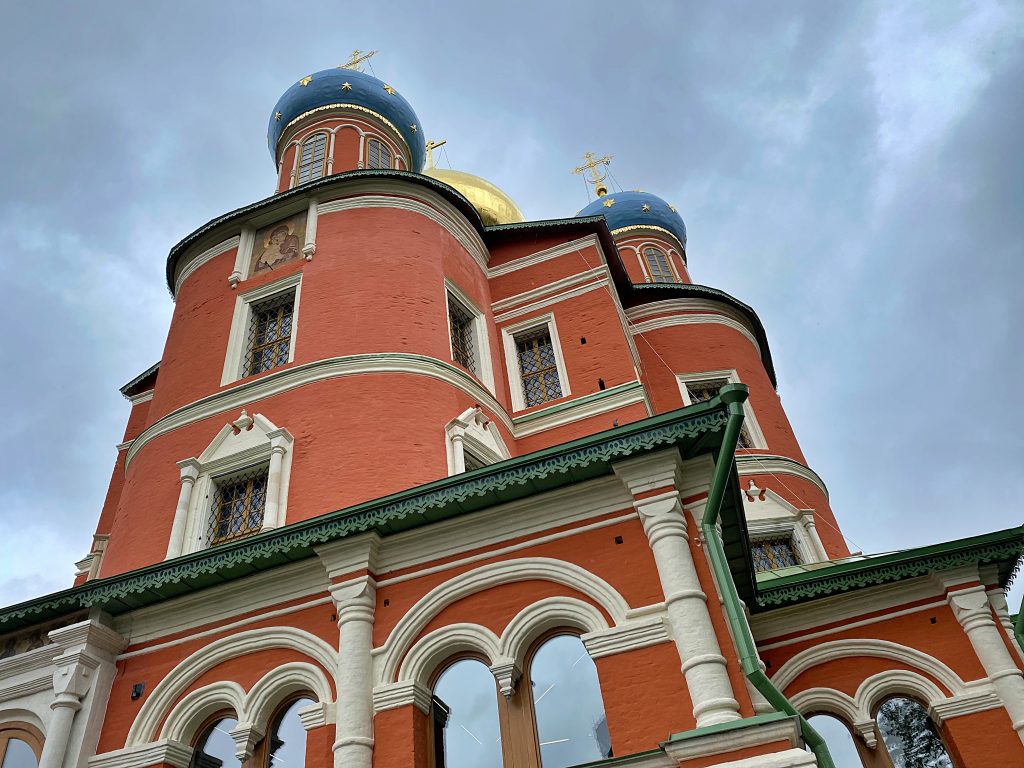 В рамках работ также продолжат восстановление храма Святителя Иоанна Златоуста. Фото: Анна Быкова, «Вечерняя Москва»