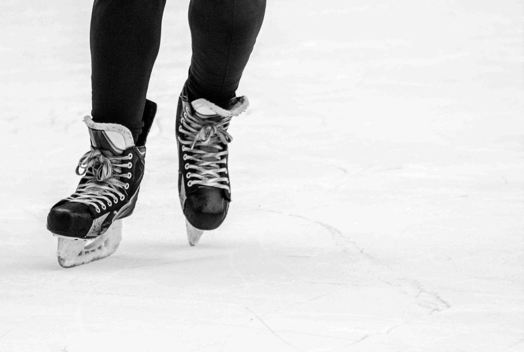 Участниками спортивного мероприятия стали как юные, так и более опытные хоккеисты. Фото: pixabay.com