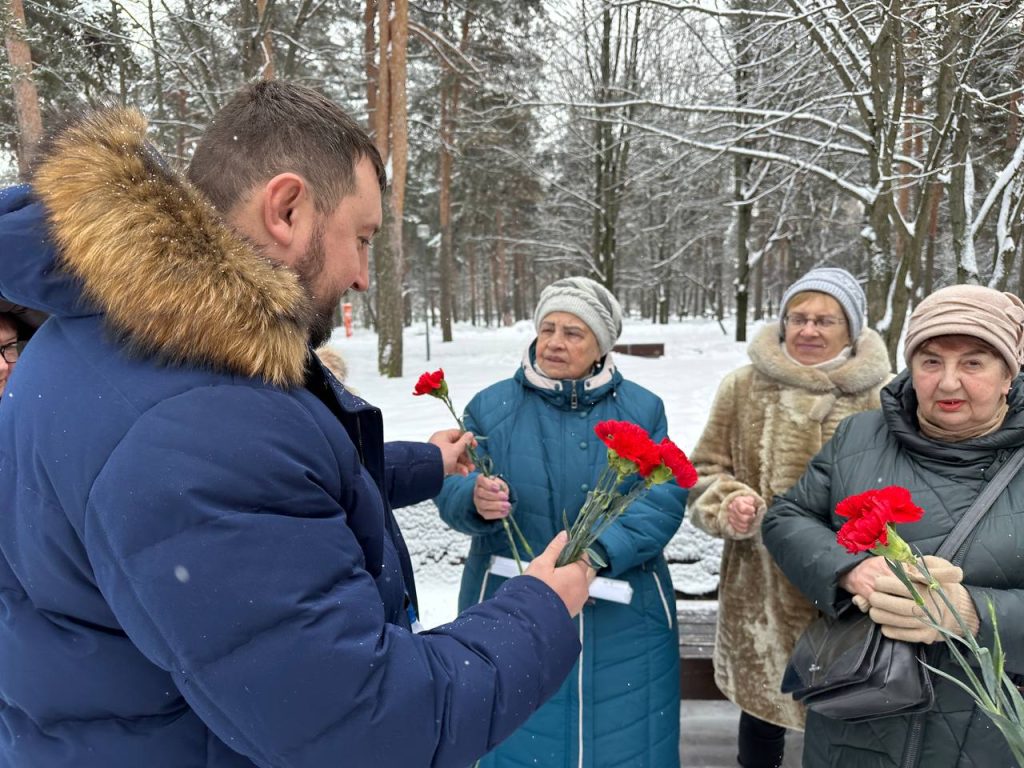 Возложение цветов жители провели в парке «Сосенки», который находится на территории района Царицыно. Фото: официальный телеграм-канал Дмитрия Хлестова