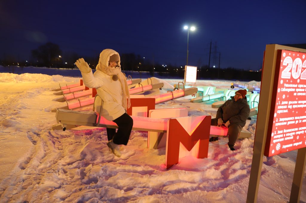 В благоустроенном парке «Братеевская пойма» установили светящиеся качели с надписью «Москва». Фото: Анатолий Цымбалюк