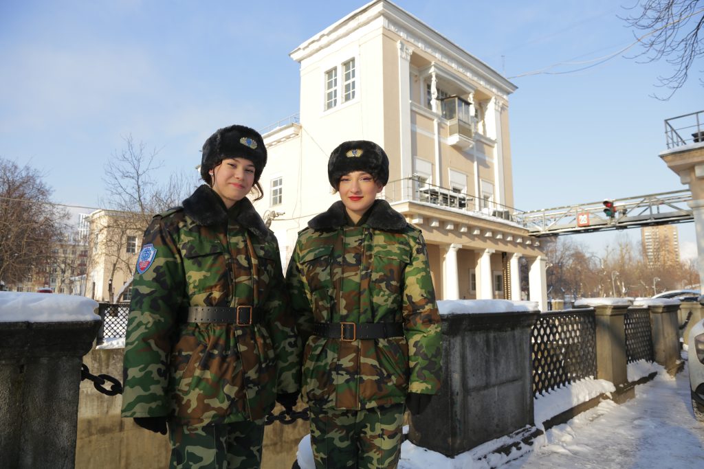 10 февраля. Студентки Колледжа подготовки социальных работников Виталина Гусева (слева) и Айшат Гимбатова на экскурсии. Фото: Олег Серебрянский, «Вечерняя Москва»