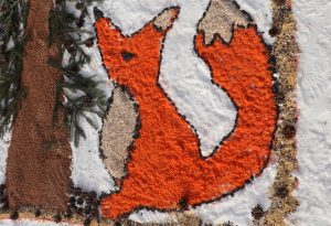 Картина на снегу: иллюстрация к басне «Ворона и лисица». Фото: Анатолий Цымбалюк, «Вечерняя Москва» 