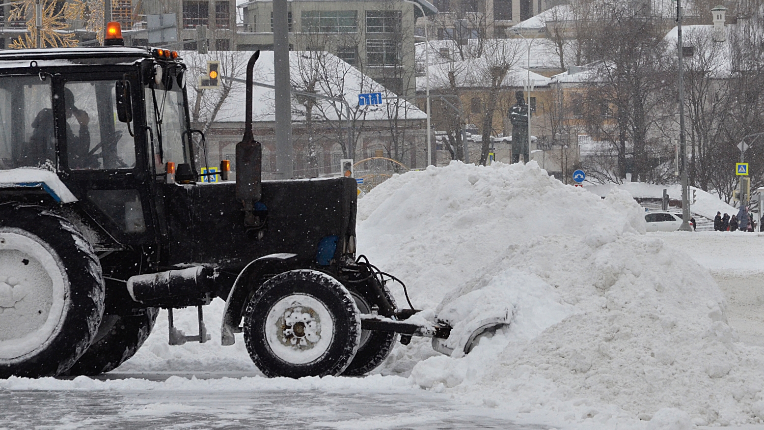 Коммунальные службы перешли на круглосуточный режим работы для ликвидации последствий снегопада