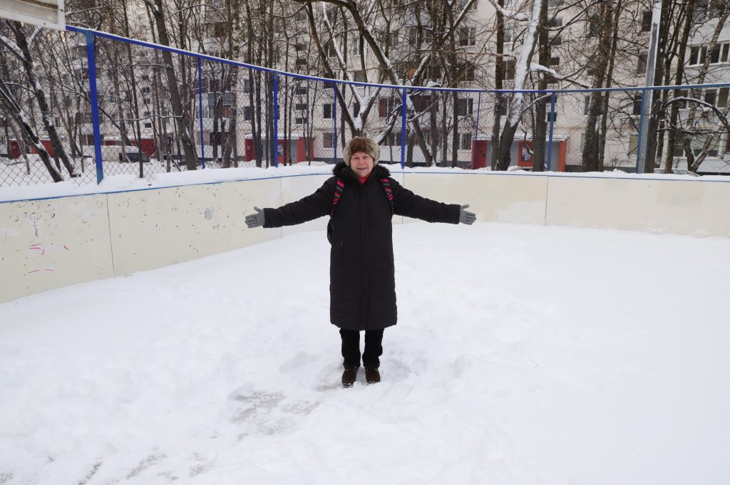 20 января. Местная жительница Ольга Тихонова показывает площадку, засыпанную снегом. Сейчас площадка полностью расчищена. Фото: Анатолий Цымбалюк