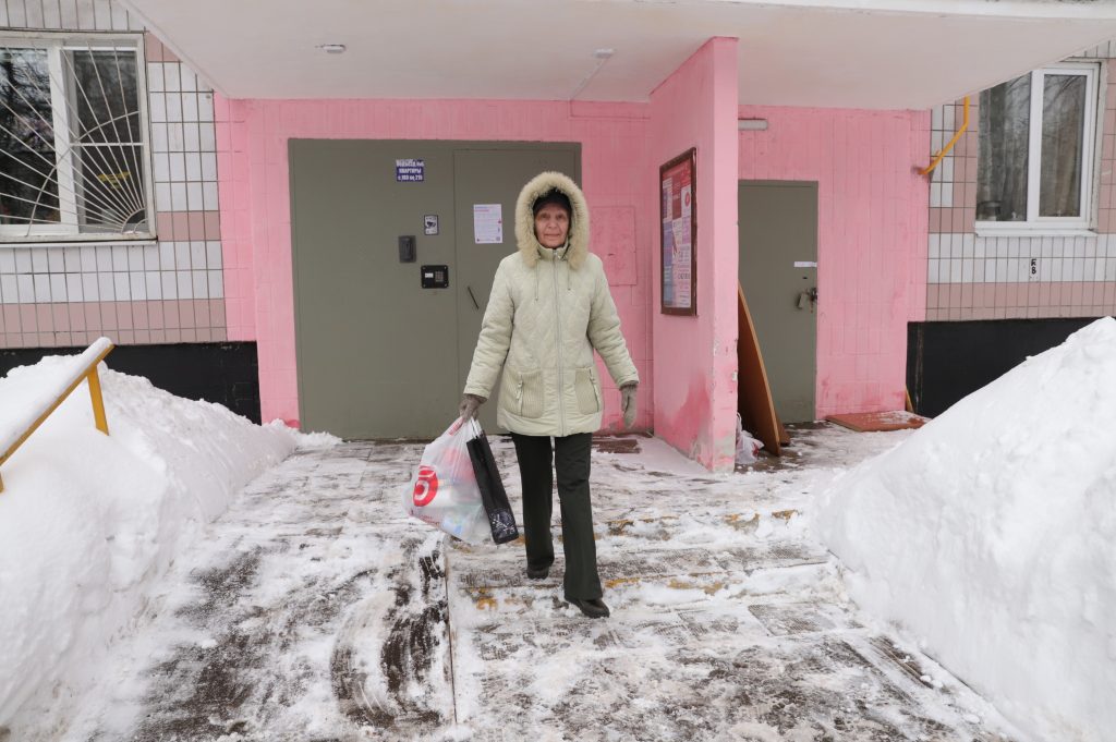 18 февраля. Москвичка Надежда Иванова довольна, что порог подъезда очистили ото льда. Фото: Анатолий Цымбалюк