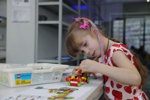 10 февраля. Юная москвичка Анна Агибалова участвует в соревновании по скоростной сборке модели вертолета. Фото: Анатолий Цымбалюк, «Вечерняя Москва»