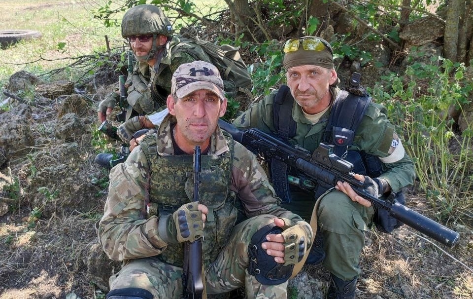 Житель столицы Игорь Адырхаев (в кепке) с боевыми товарищами в зоне проведения специальной военной операции. Фото из личного архива