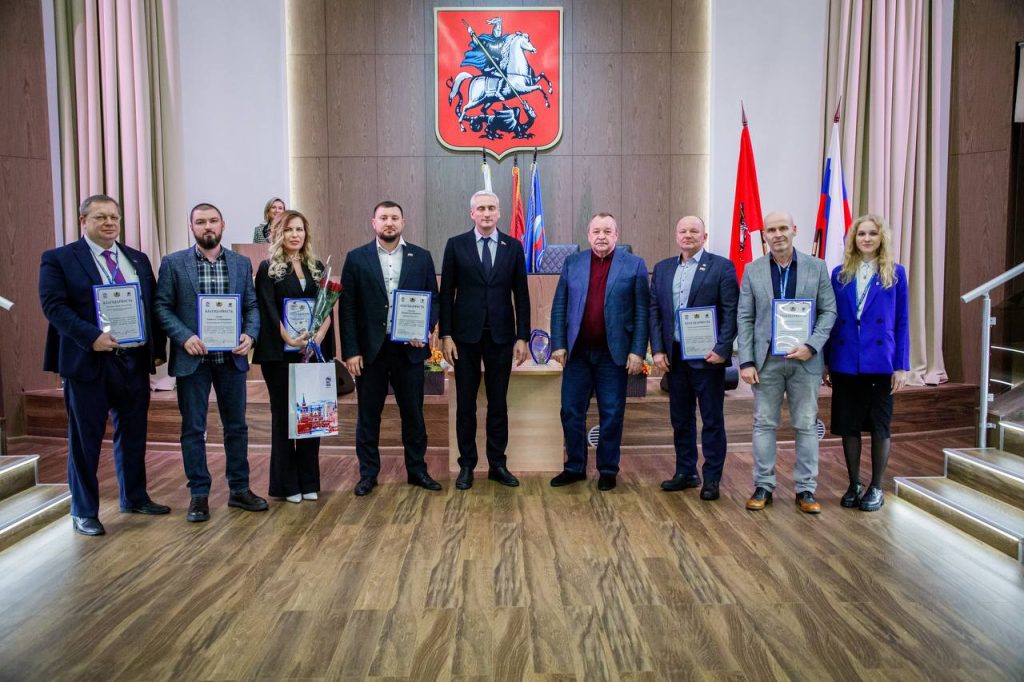 На церемонии отметили вклад активистов в осуществление благородной миссии по содействию участникам спецоперации и их семьям. Фото: официальный телеграм-канал Дмитрия Хлестова