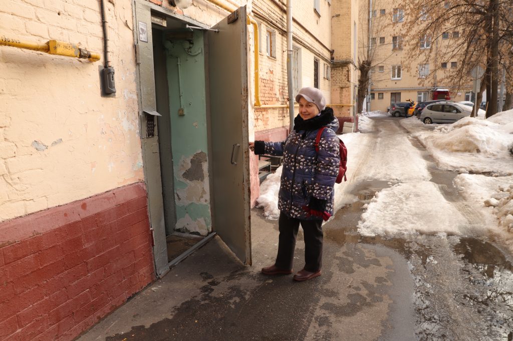 10 марта. Москвичка Валентина Удинова очень довольна, что в ее подъезде заменили порог и отремонтировали дверь, теперь парадная дома избавлена от сырости. Фото: Анатолий Цымбалюк