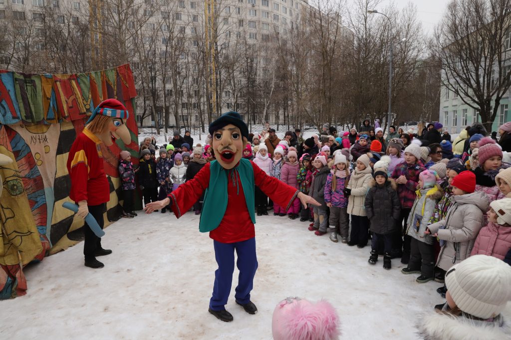 1 марта. Скоморохи Петрушка (слева) и Цыган научили гостей праздника правильно провожать зиму. Фото: Анатолий Цымбалюк, «Вечерняя Москва»