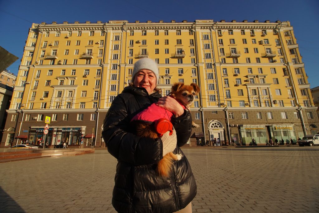 27 марта. Марина Курбатова очень рада, что ее родному дому вернули прежний лоск. Фото: Анатолий Цымбалюк, «Вечерняя Москва»