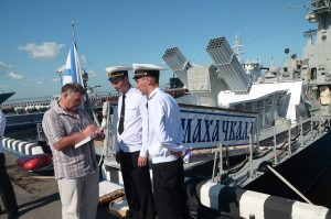 Владимир Шигин в Санкт-Петербурге подписывает книгу экипажу малого артиллерийского корабля Каспийской флотилии «Махачкала». Август 2015 года
