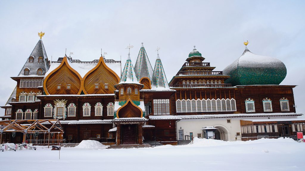 Для посещения выставок необходимо предъявить бесплатный билет. Фото: Анна Быкова, «Вечерняя Москва»