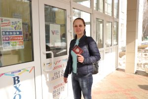 16 марта. Наталья Лукина пришла на участок рано утром, чтобы проголосовать первой. Фото: Анатолий Цымбалюк, «Вечерняя Москва»
