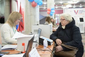 15 марта. Жительница Южного округа Лидия Сидорова пришла на избирательный участок в Культурный центр ЗИЛ. Фото: Пелагия Замятина, «Вечерняя Москва»