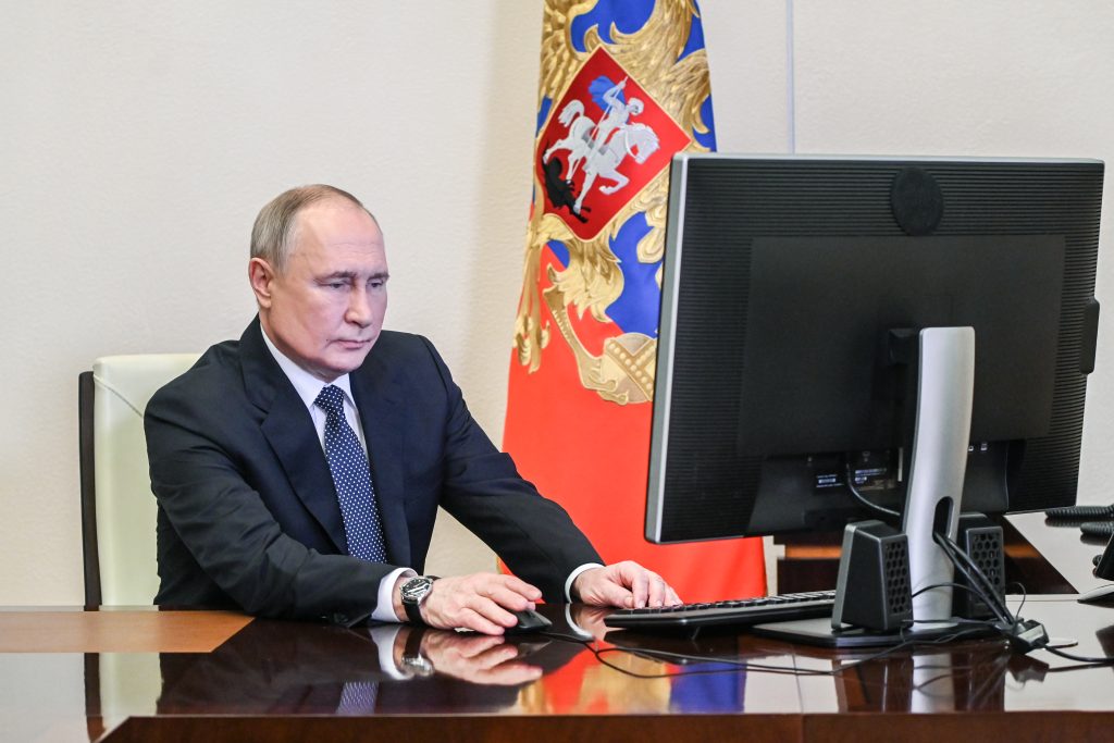 15 марта. Президент РоссийскойФедерации Владимир Путин, находясь в своей резиденции в Ново-Огареве, проголосовал на выборах при помощи дистанционного электронного голосования. Фото: Павел Быркин, пресс-служба Президента Рф/ТАСС