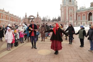 17 марта. Артисты товарищества «ВечерняяМосква» балалаечник Андрей Аракчеев и Виктория Куриленко веселят гостей парка «Царицыно». Фото: Анатолий Цымбалюк
