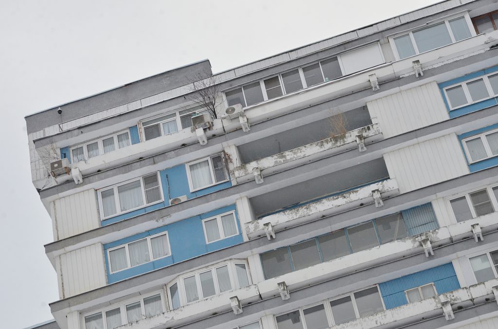 К обновлению фасадов и крыш планируют приступить только после установления устойчивых температур. Фото: Анна Быкова, «Вечерняя Москва»