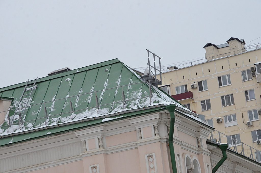 В соответствии с требованиями столичной программы в домах восстановят крыши, заменят магистрали инженерных сооружений. Фото: Анна Быкова, «Вечерняя Москва»