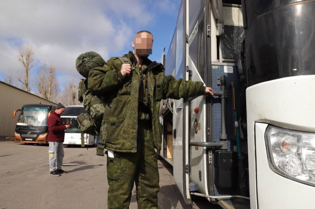 25 марта. Никита Стрелков (имя и фамилия изменены. — «ЮГ») у автобуса. Фото: Анатолий Цымбалюк 