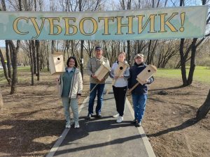 13 апреля. (Слева направо) Татьяна Донская, Максим Демченков и Светлана Овчинникова готовятся вешать скворечники. Фото: Анатолий Цымбалюк, «Вечерняя Москва»