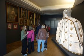 На портретах, которые представили на выставке, Екатерина II изображена в разных вариациях. Фото: официальный Telegram-канал МЗ «Царицыно»