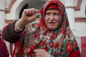 18 мая. Сознательная крестьянка (Екатерина Животягина) показывает муляж копейки 1662 года. Фото: Анатолий Цымбалюк, «Вечерняя Москва»