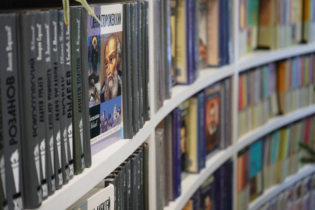 В программу летнего чтения в этом году вошли книги о путешественниках, природе и животных, ученых и спортсменах. Фото: Анна Быкова, «Вечерняя Москва»