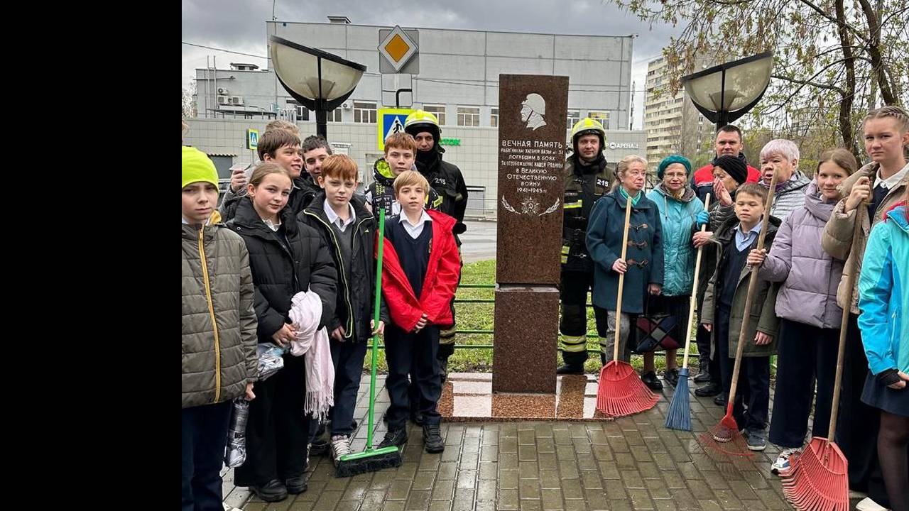 Специалисты Департамента ГОСЧиПБ в Южном округе столицы приняли участие в благоустройстве территории