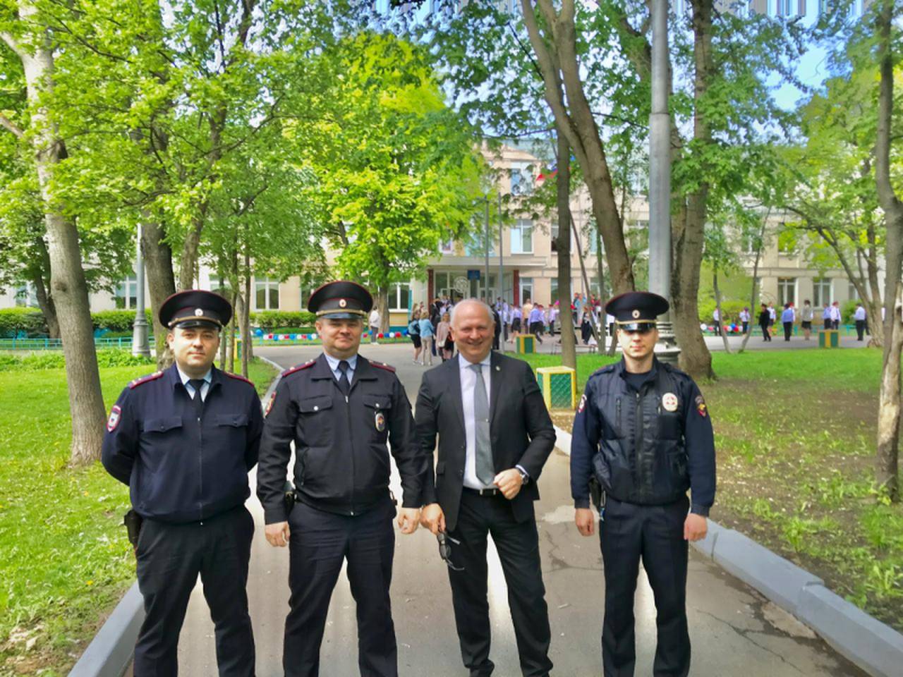 Председатель Общественного совета при УВД по ЮАО Харис Ильясов осуществил общественный контроль работы сотрудников полиции при проведении последнего звонка