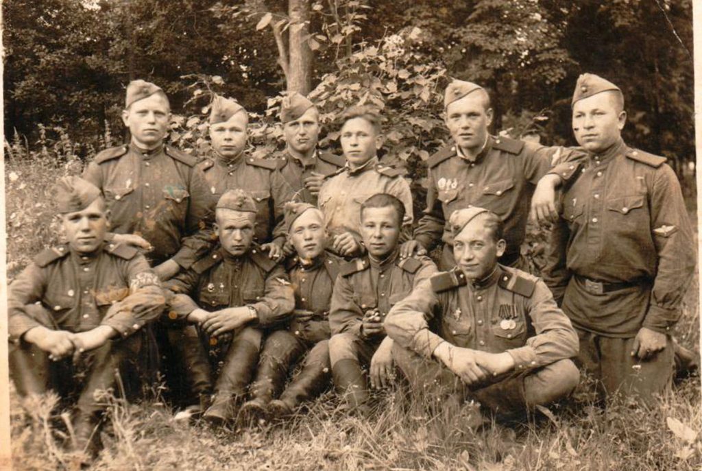 Сержант Александр Чистов (в нижнем ряду второй справа) с однополчанами саперного батальона ВДВ под Тулой. Май 1945 года. Фото: из личного архива