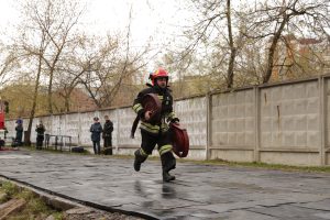 18 апреля. Пожарный 20-й ПСЧ Сергей Аведисян проходит 2-й этап с рабочими рукавами. Фото: Анатолий Цымбалюк, «Вечерняя Москва»