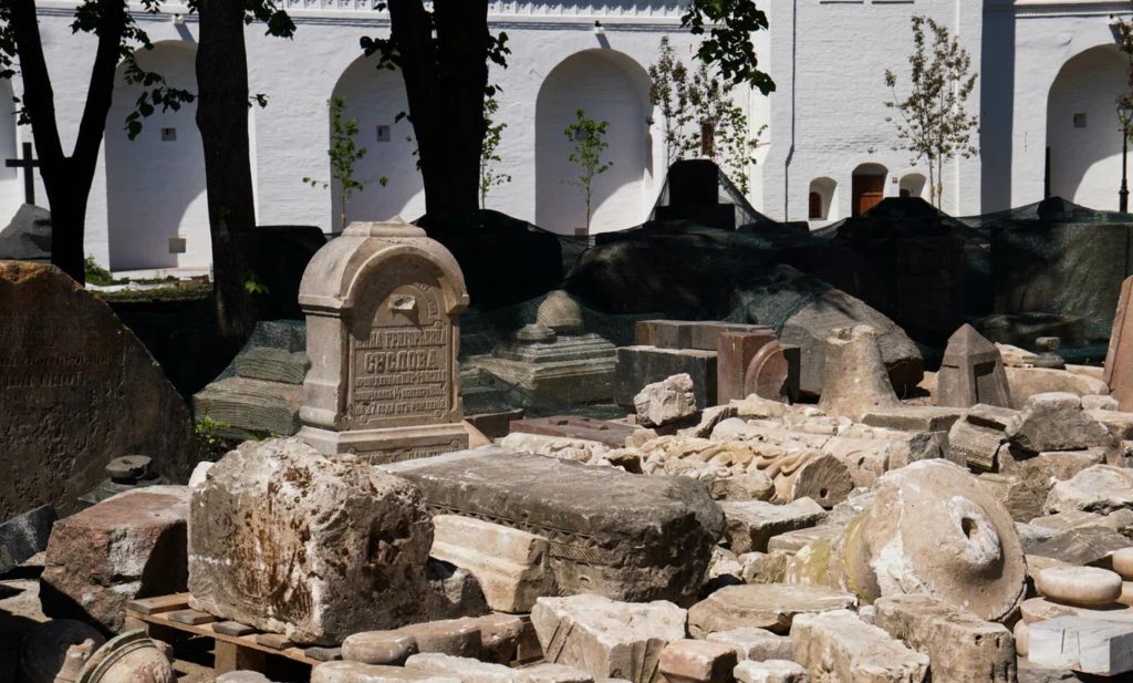 В ходе реставрационных работ на территории Новодевичьего монастыря работники нашли надгробные плиты. Фото: Ксения Догонашева, «Вечерняя Москва»