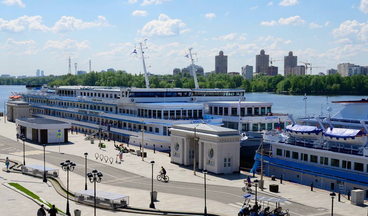 Уже около месяца горожане отправляются в другие города России на теплоходах